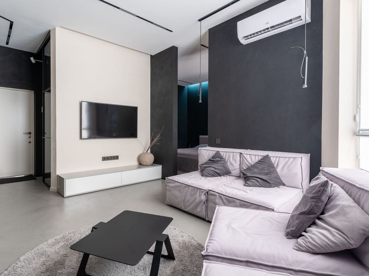 Unidad de aire acondicionado instalada en la pared de un salón